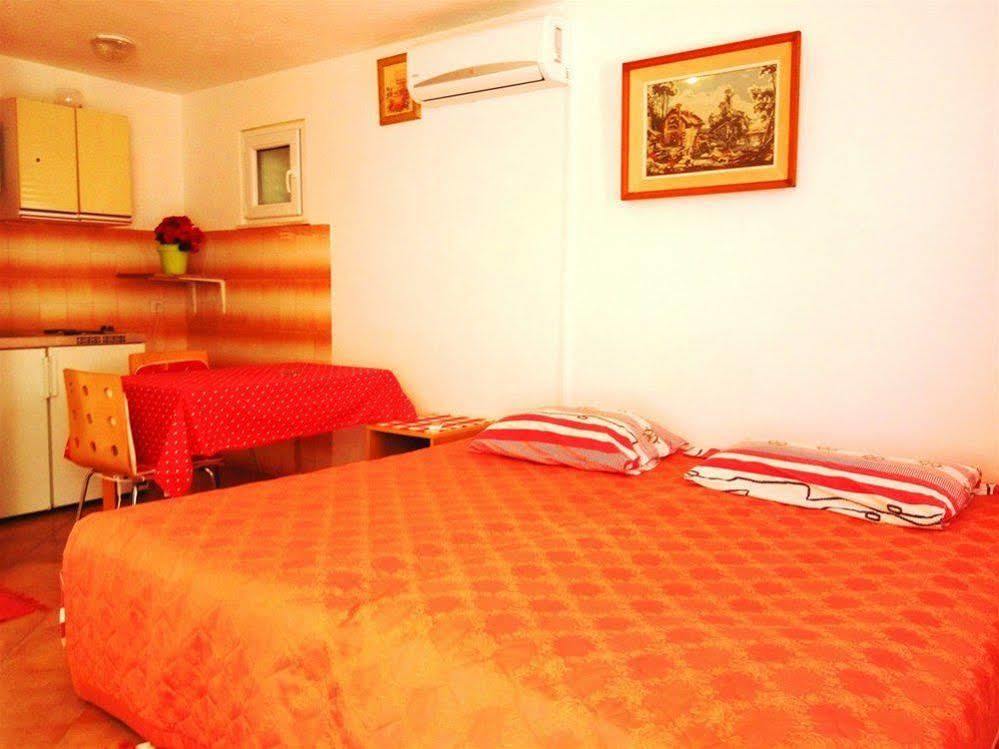 Guest House Kate มลินี ภายนอก รูปภาพ